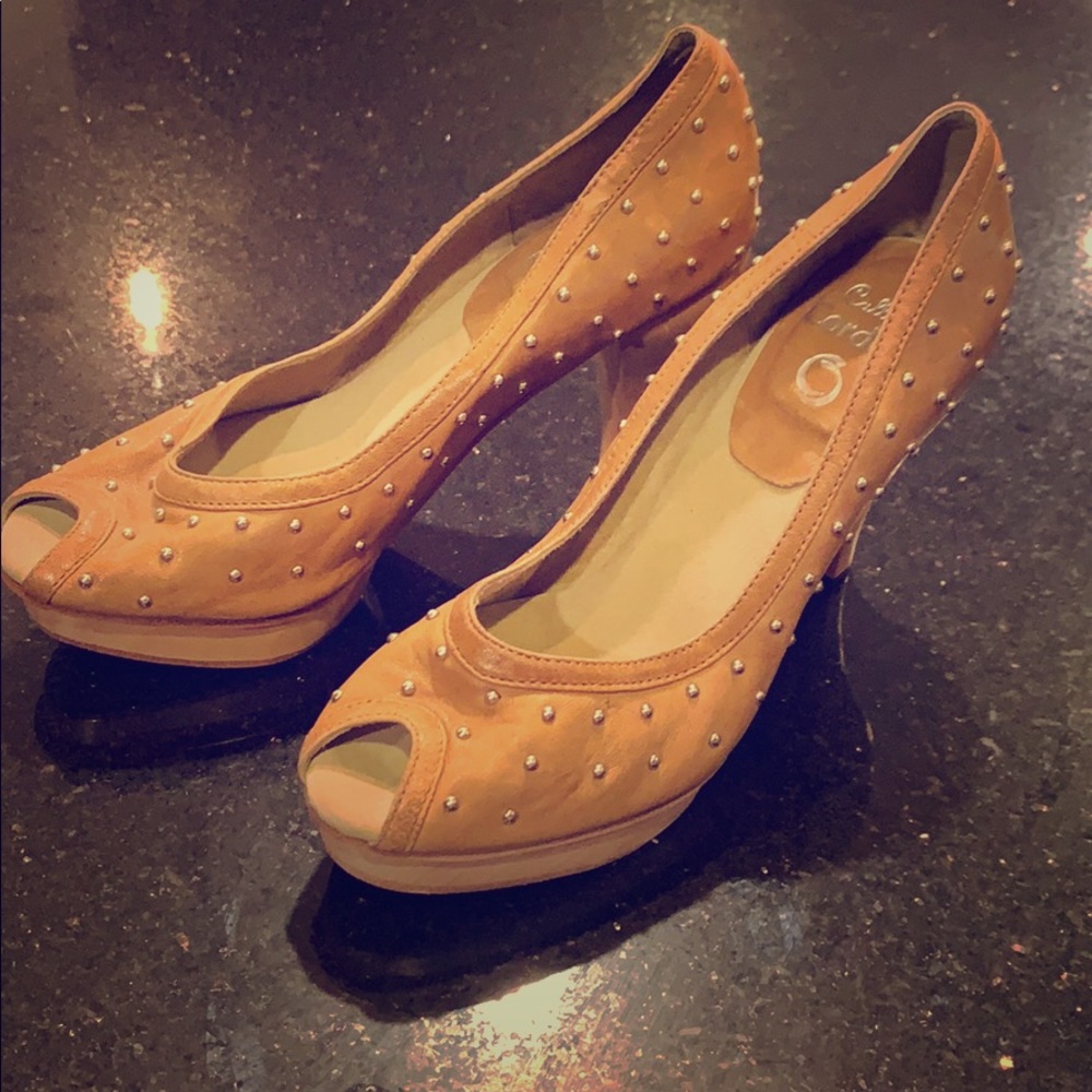 Calleen Cordero tan leather heels with silver stud